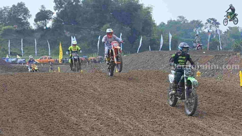 Kejurnas Grasstrack Motocross Supertrack Championship KSAL Cup 2023 digelar di sirkuit Gajah Mada Lantamal V, di Desa Bendung, Kecamatan Jetis, Kabupaten Mojokerto. [Foto : Misti/beritajatim.com]
