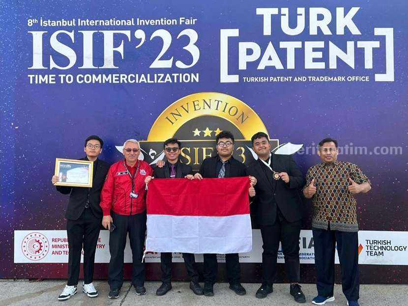 Terapi Perokok, Siswa SMA Al Hikmah Surabaya Raih Penghargaan Internasional Empat siswa SMA Al Hikmah Surabaya berhasil meraih penghargaan internasional di Turki