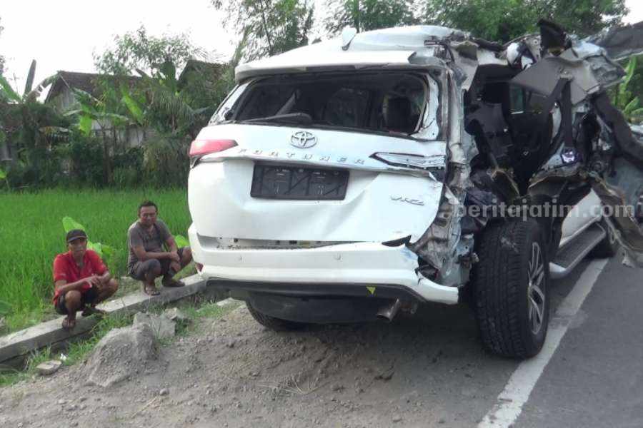 Kondisi mobil Kadinkes Ngawi Yudhono usai terlibat kecelakaan beruntun di Jalan raya Ngawi-Madiun masuk Desa Puhti Kecamatan Karangjati Kabupaten Ngawi, Jawa Timur, Minggu (7/5/2023).