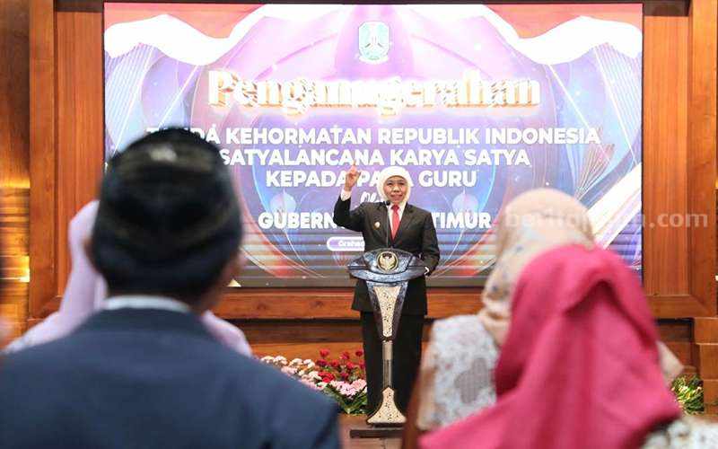 Khofifah sematkan Satya Lencana Karya Satya dari Presiden RI kepada 750 ASN Tenaga Pendidik