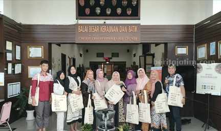 Para pengrajin batik asal Kabupaten Tuban yang mengikuti sertifikasi kompetensi di Balai Besar Kerajinan dan Batik (BBKB) Yogyakarta. [Foto/beritajatim.com]