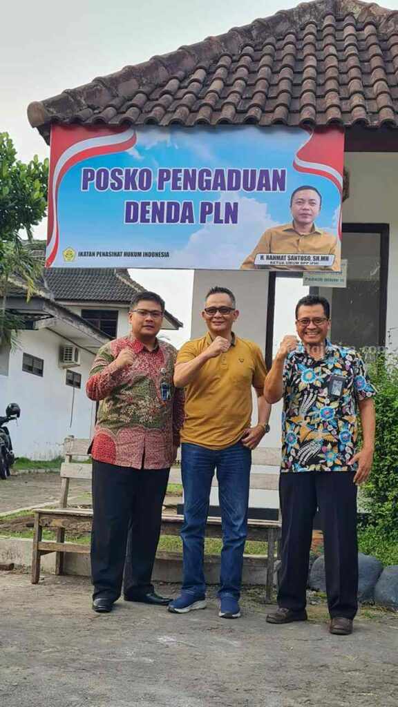 Manajer UP3 Kediri, Leandra Agung dan Menejer ULP Blitar, Sukardi bertemu dengan Kuasa Hukum IPHI Joko Mudiyanto di posko pengaduan denda PLN, Wisma Moedari, kemarin (8/5).