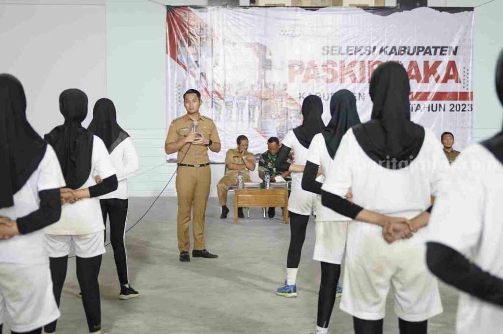 Bupati Tuban Aditya Halindra Faridzky saat memberikan arahan kepada Paskibraka Tuban. [Foto:Diah Ayu/beritajatim.com]
