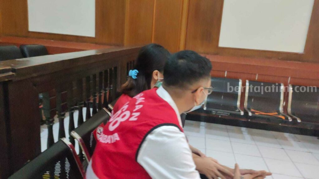 Para Terdakwa kebaya merah saat menjalani sidang di PN Surabaya