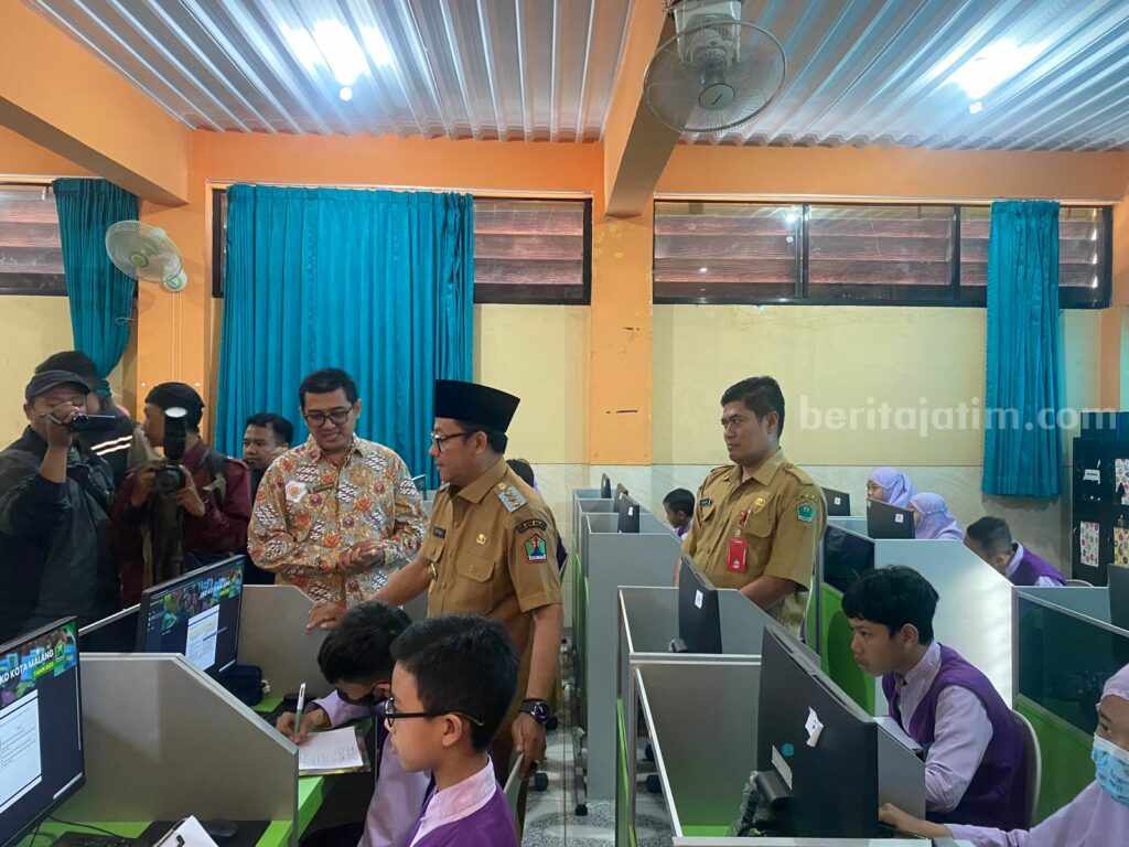 Wali Kota Malang Sutiaji Tinjau Pelaksanaan UKD SD Wali Kota Malang, Sutiaji saat meninjau Ujian Kompetensi Daerah di SD Muhammadiyah 9 Malang.