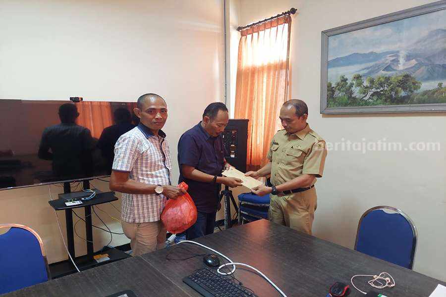 Warga Pasuruan wadulkan limbah Sludge susu ke DLH Jatim.