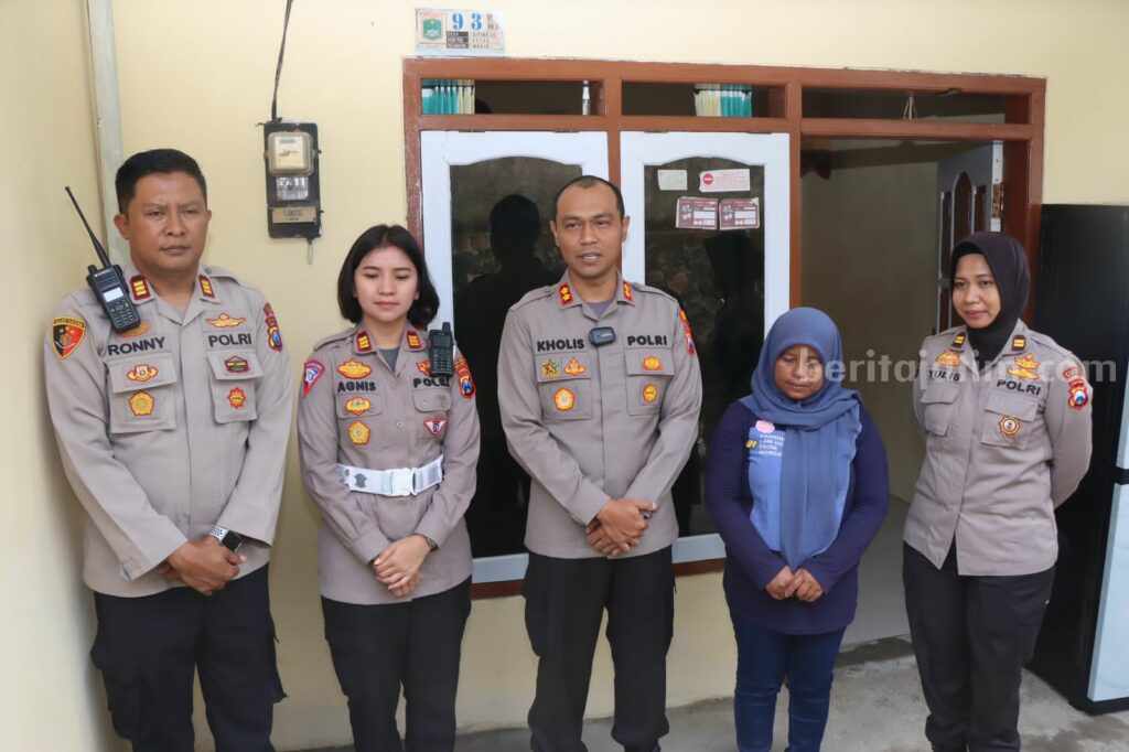 Polres Malang Bantu Renovasi Rumah Keluarga Korban Tragedi Kanjuruhan Kapolres Malang AKBP Putu Kholis Aryana, menyerahkan bantuan sekaligus merenovasi rumah Istiani (keluarga korban tragedi kanjuruhan-red) di Dusun Lemah Duwur, Desa Sitirejo, Kecamatan Wagir, Kabupaten Malang, Selasa (9/5/2023).