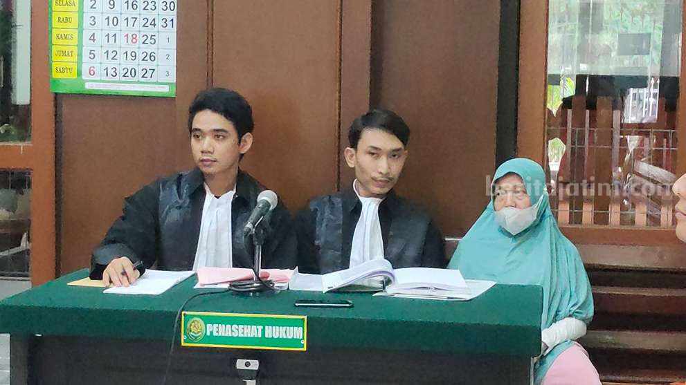 Terdakwa Asfiyatun didampingi kuasa hukumnya saat menjalani sidang di PN Surabaya