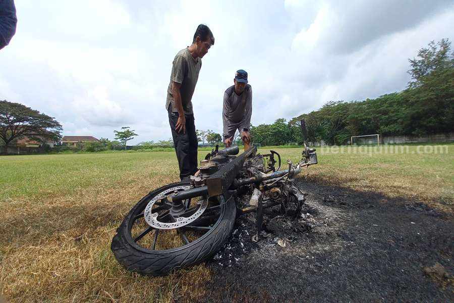 Kendaraan terduga pelaku dibakar massa di lapangan Wonokoyo, Kecamatan Beji, Kabupaten Pasuruan.