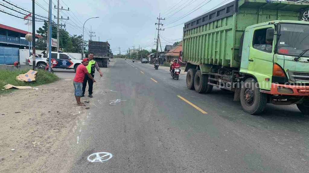 Warga Tembok Dukuh Surabaya Tertabrak Dump Truk di Gresik, Meninggal Polisi menandai lokasi kecelakaan yang menyebabkan pengendara motor meninggal dunia.