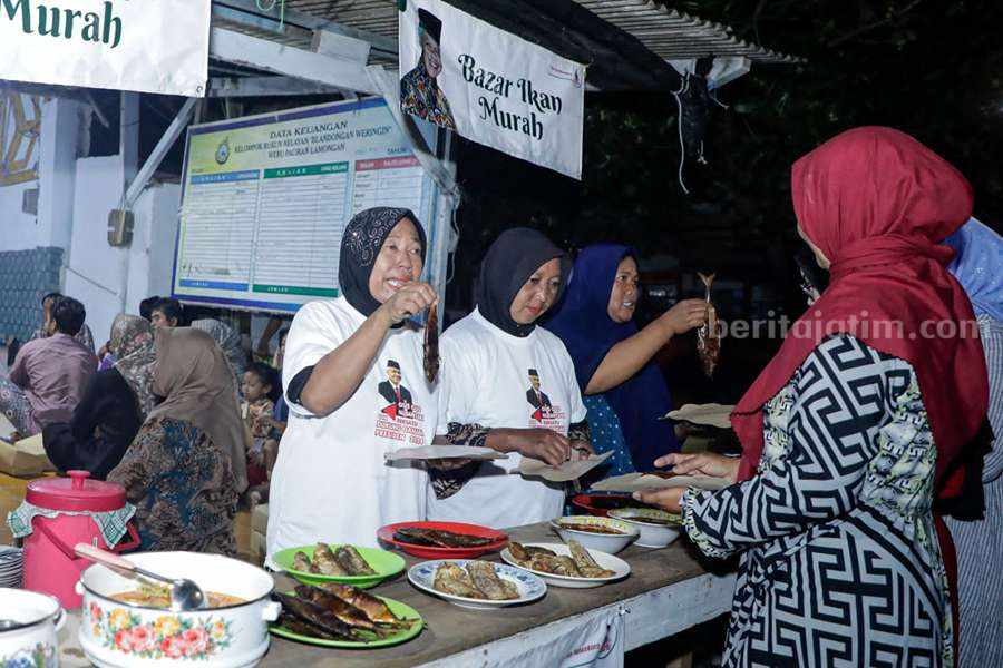 Caption: Gus-Gus Nusantara (GGN) Jatim bantu masyarakat dengan bazar ikan murah.