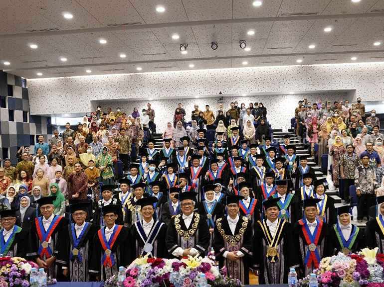 ITS Surabaya Kukuhkan 6 Profesor Baru Enam profesor baru ITS usai dikukuhkan bersama jajaran pimpinan ITS, Dewan Profesor ITS dan tamu undangan yang hadir di Auditorium Gedung Pusat Riset ITS