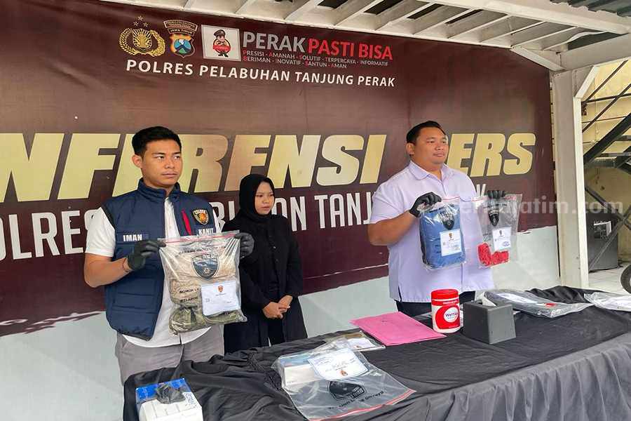 Siswi SMP Diperkosa Sebelum Dibunuh di Kedung Cowek AKP Ryzki Wicaksana saat merilis kasus Pembunuhan di Gudang Peluru Kedung Cowek, Kamis (11/05/2023). (Foto/anggadia)