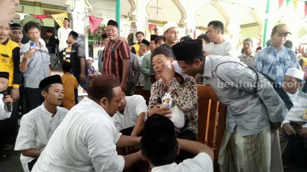116 peserta yang mengikuti Khitan massal dalam rangka Haul Agung Syekh Maulana Ibrahim Asmoroqondi Palang Tuban. [Foto:Diah Ayu/beritajatim.com]