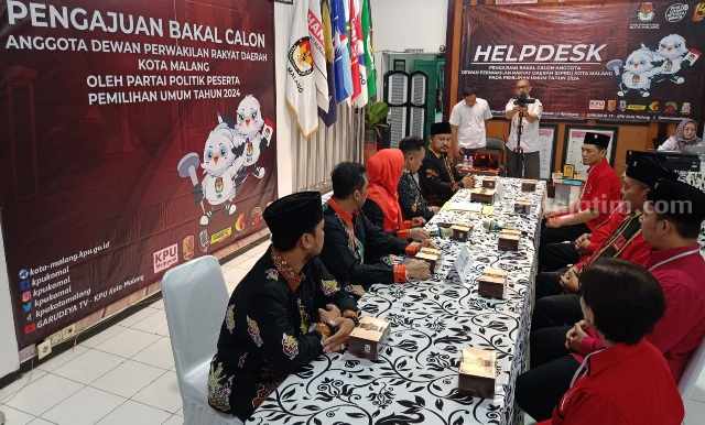 DPC PDI Perjuangan mendaftarkan 45 Bacaleg ke KPU Kota Malang.