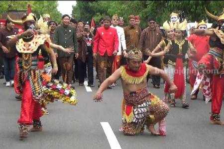 Pawai budaya DPC PDIP Ngawi saat daftarkan bacaleg ke KPU Ngawi, Kamis (11/5/2023)