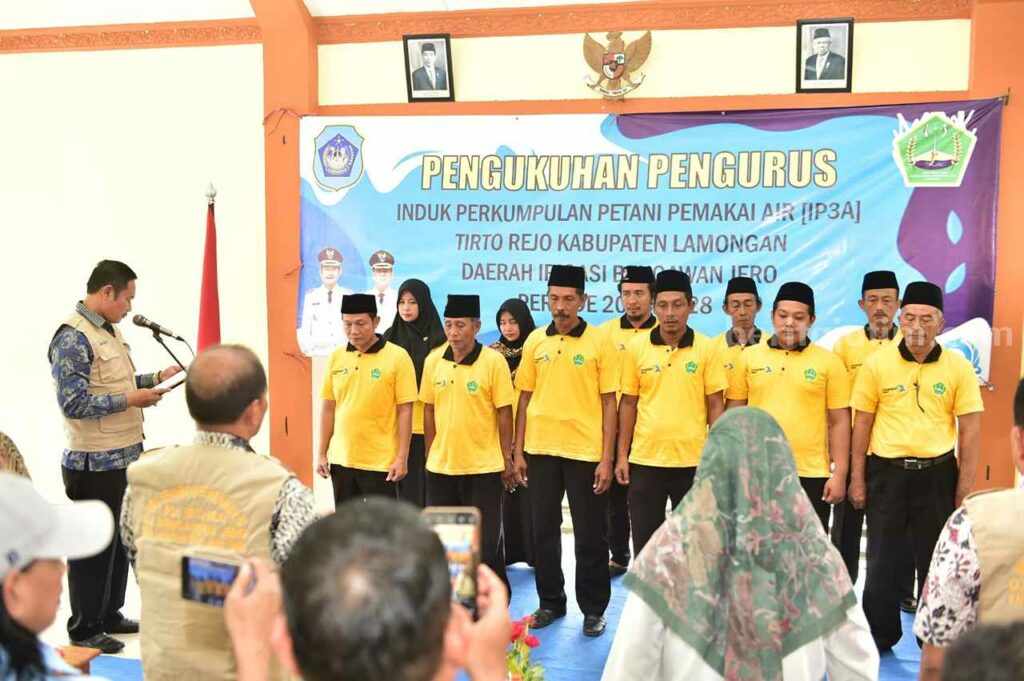 Pengkuhan pengurus oleh Bupati Lamongan Yuhronur Efendi, di Pendopo Kecamatan Karangbinangun (Foto: dok. Prokopim Lamongan for beritajatim.com).