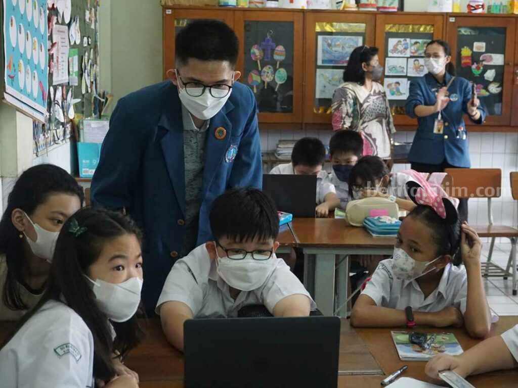 Mahasiswa Informatika UK Petra Surabaya Ajarkan IT pada Anak SD Mahasiswa UK Petra mengajarkan bahasa pemrogaman ke siswa SD di Surabaya