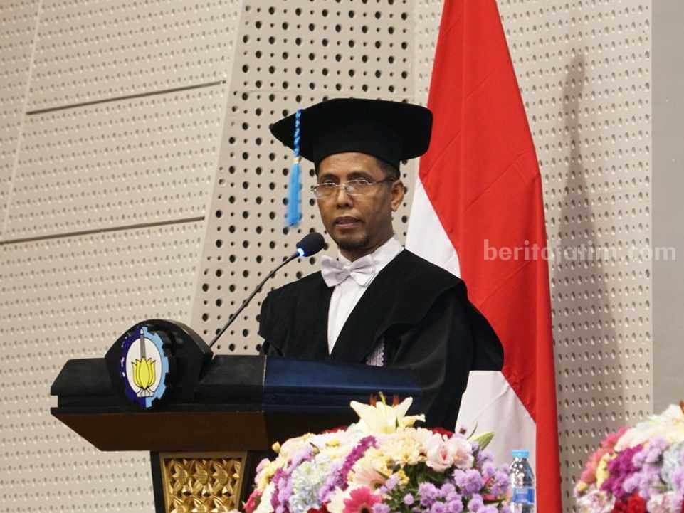 Guru Besar ITS Surabaya Gagas SPAM Cerdas Prof Ali Masduqi saat membacakan orasi ilmiahnya pada prosesi pengukuhannya sebagai Profesor ke-152 ITS