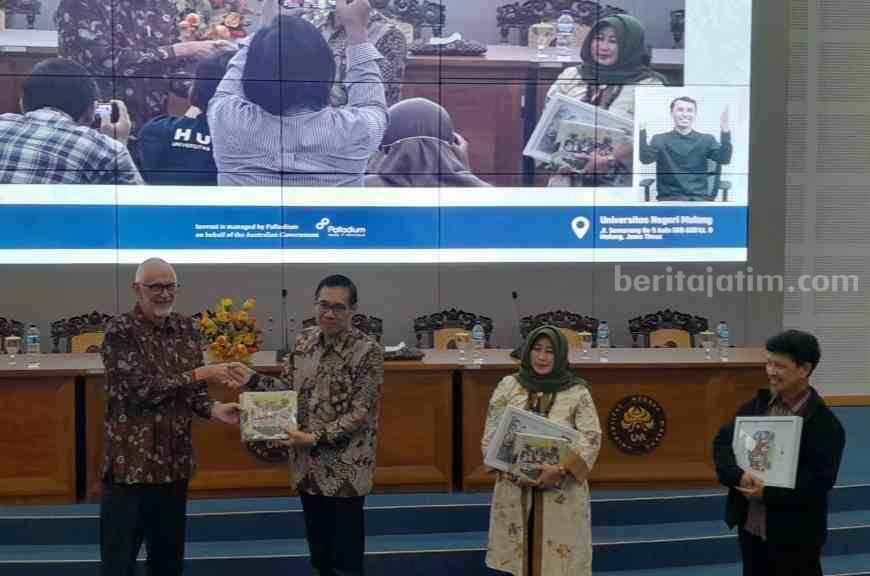 Universitas Negeri Malang Launching Buku Pegangan Pendidikan Inklusif Penyerahan secara simbolis dua buku pegangan pendidikan inklusif pada rektor UM (Foto: Istimewa)