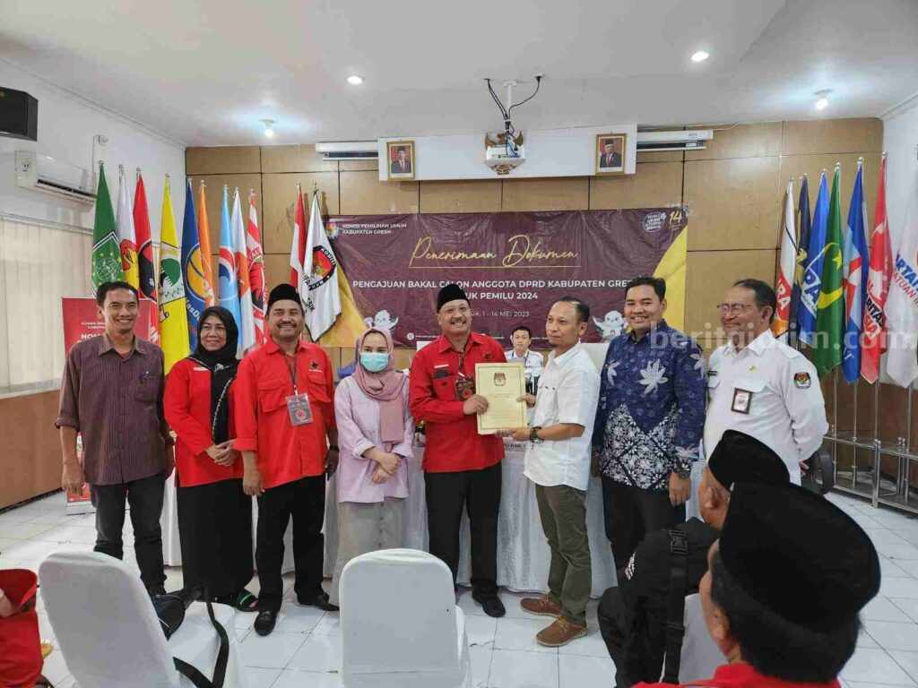 PDIP Gresik Daftarkan 50 Bacaleg ke KPU Pengurus PDIP Gresik saat mendaftarkan bacaleg ke KPU setempat, Kamis (11/5/2023)