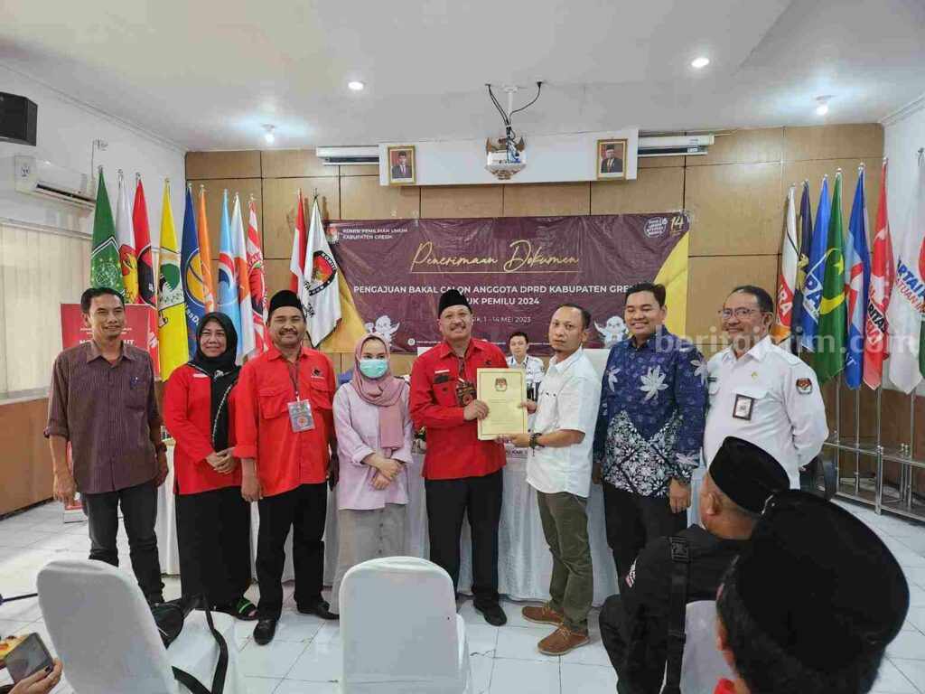 Caleg PDIP saat menyerahkan berkas dokumen pendaftaran di KPU Gresik