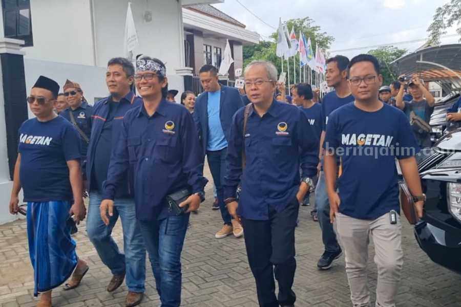 Pengurus Nasdem Magetan saat mendaftarkan bacalegnya di KPU setempat