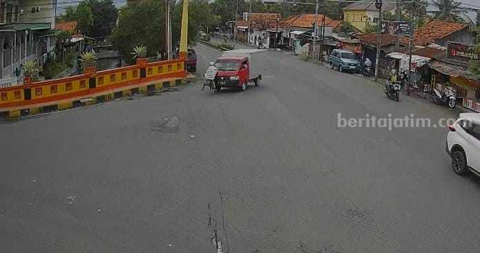 Terobos Lampu Merah, Kakek di Bangkalan Dihantam Mobil Box Potongan rekaman CCTV di pertigaan Junok (Foto: Zamachsari/beritajatim.com)