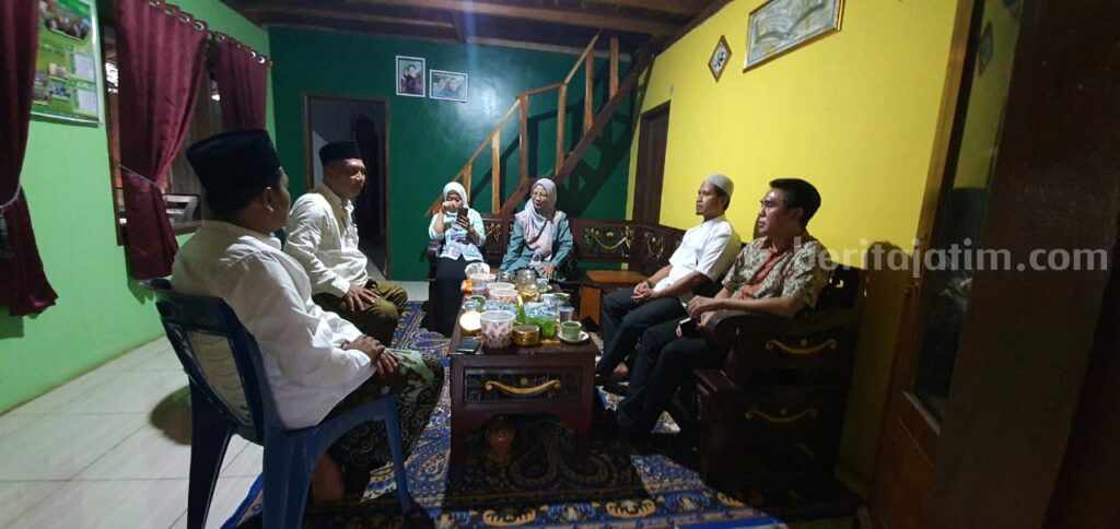 Perangkat Desa Sukaoneng, Kecamatan Tambak, Pulau Bawean dan perwakilan Dinas Pendidikan Gresik berdiskusi tentang pendirian kampung Inggris