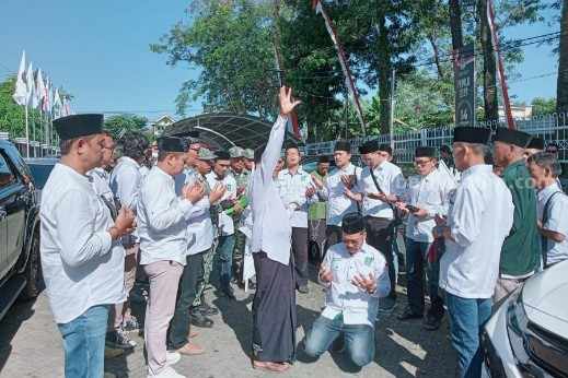 DPC PKB Magetan saat akan mendaftarkan Bacalegnya di kantor KPU Magetan, Sabtu (13/05/2023).