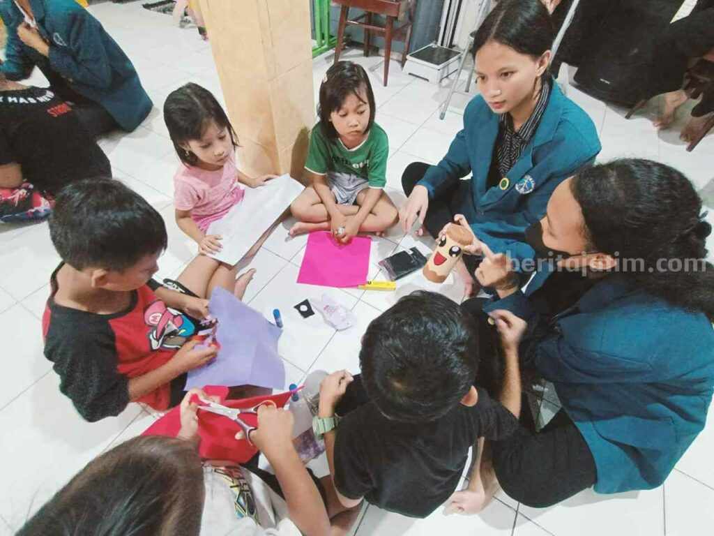 Anak-anak di Taman Baca Putat Jaya saat membuat celengan