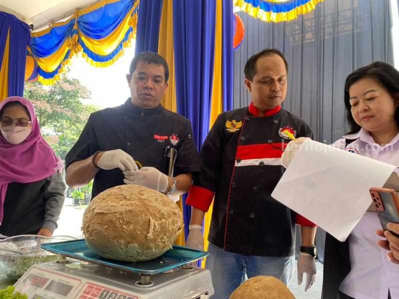 Festival Bakso di Kota Malang, Ada Pentol Hampir 8 Kilogram Bakso Malang Fest atau festival bakso di Balai Kota Malang.