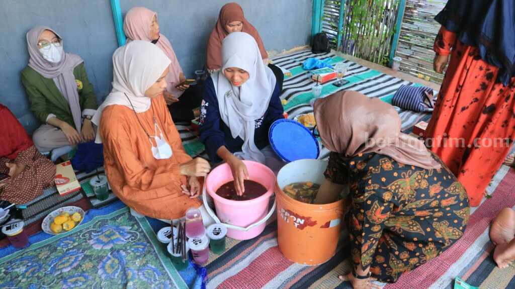Hindari Darurat Sampah, Warga Kampung Hidroponik Gandeng UPN “Veteran” Jatim