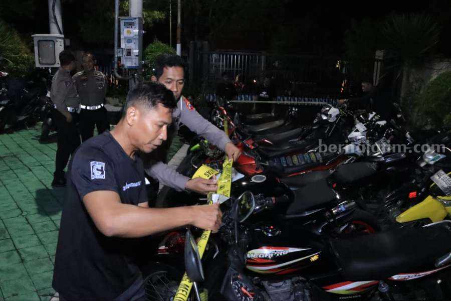 Puluhan kendaraan yang diamankan polres Ngawi saat menggagalkan razia di wilayah Paron, Ngawi.