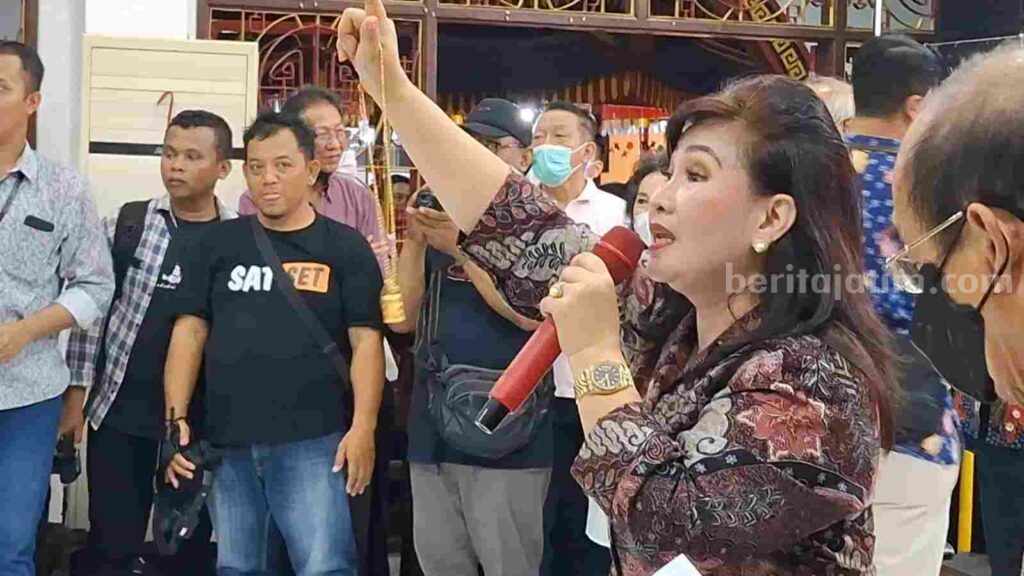 Salah satu kalung yang dilelang di Kelenteng Hok Sian Kiong Kota Mojokerto. [Foto : Misti/beritajatim.com]