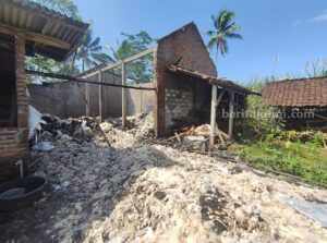 Gudang kapuk yang terbakar