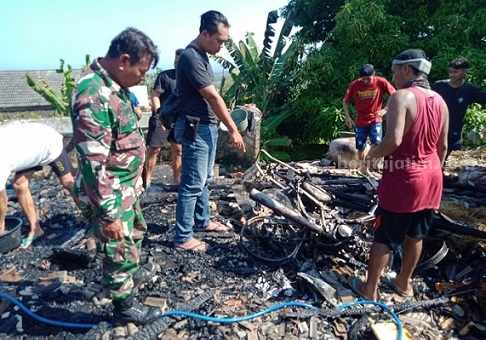 Rumah milik Muji Alim di Dusun Secang, Desa Ngandong, Kecamatan Grabagan, Kabupaten Tuban yang ludes terbakar. [Foto:Diah Ayu/beritajatim.com]