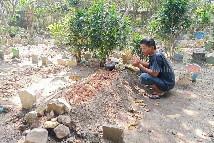Tahanan di Mapolsek Waru Diduga Meninggal Tak Wajar Mat Shocib berdoa di makam almarhum Arik Setiawan