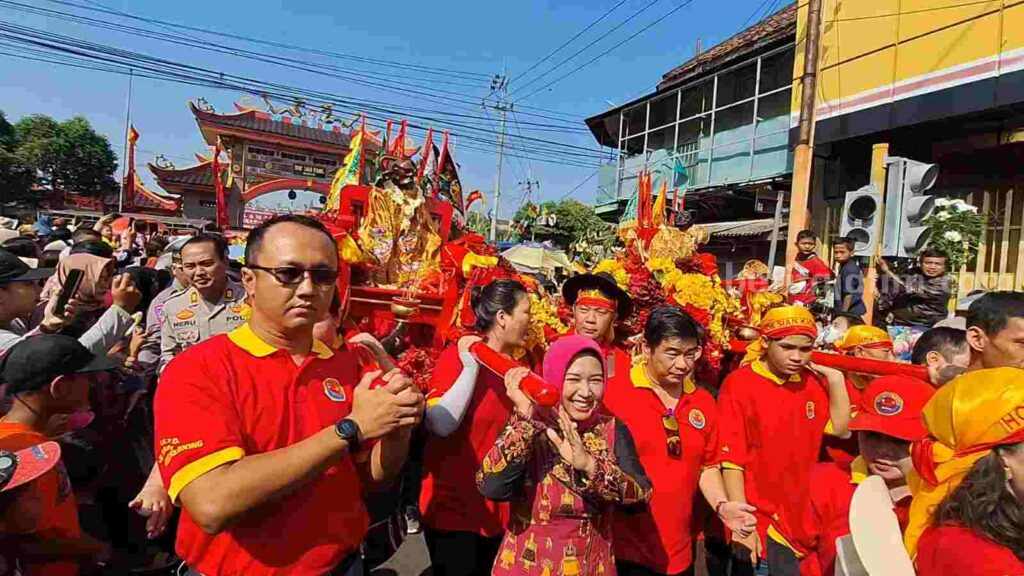 Wali Kota Mojokerto, Ika Puspitasari saat memanggil tandu joli yang membawa Dewa Laut Macho di Kelenteng Hok Sian Kiong. [Foto : Misti/beritajatim.com]