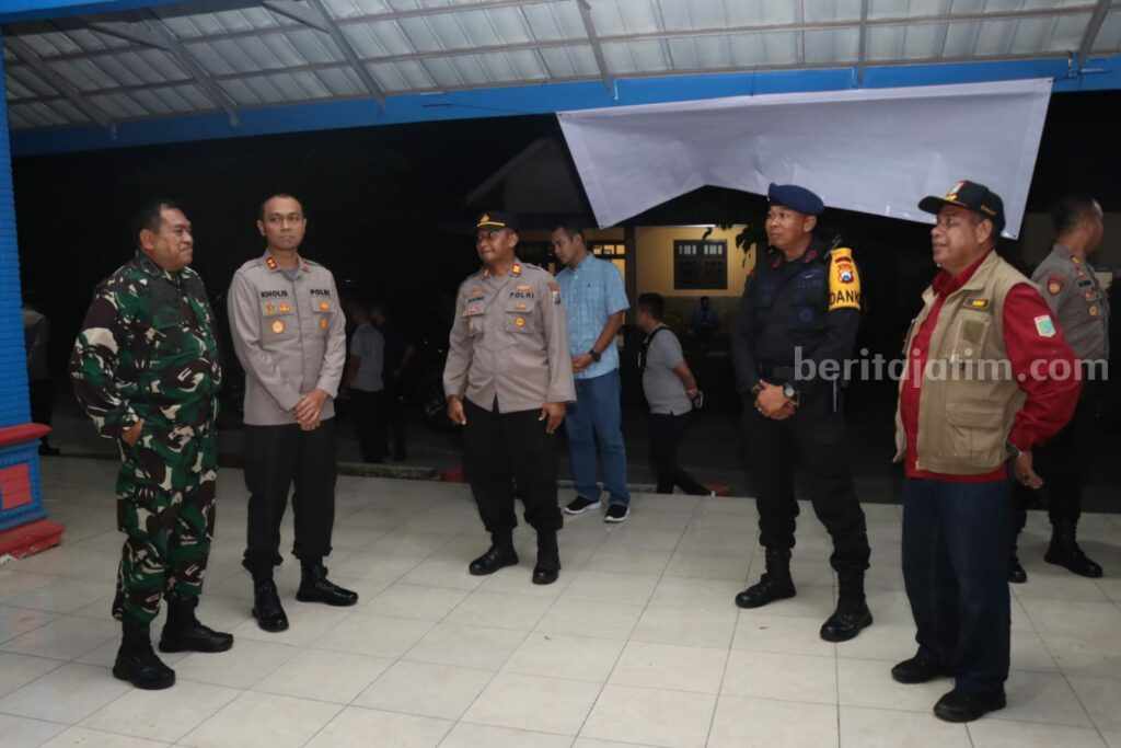 Kapolres Malang Pastikan Pilkades Aman dan Lancar Kapolres Malang AKBP Putu Kholis Aryana, memantau langsung Pilkades di Kecamatan Dampit, Kabupaten Malang, Minggu (14/5/2023).