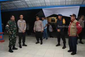 Kapolres Malang AKBP Putu Kholis Aryana, memantau langsung Pilkades di Kecamatan Dampit, Kabupaten Malang, Minggu (14/5/2023).