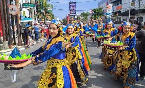 Pemkot Malang Gelar Pawai Tumpeng, Ajak Masyarakat Bersatu