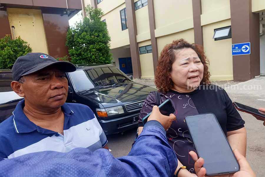 Nenek di Surabaya Minta Polsek Mulyorejo Tangani Kasusnya secara Profesional Metty Oesman (kanan) saat diwawancarai. (Foto/ist)