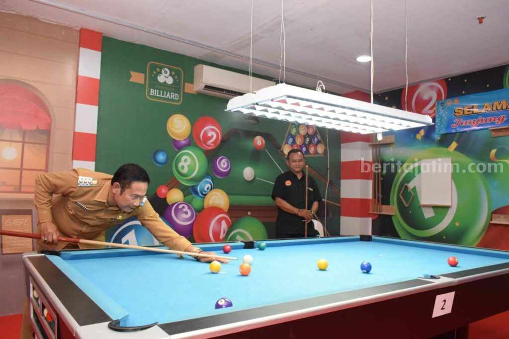 Turnamen biliar merebutkan kejuaran Bupati Cup 2023 yang digelar di Plaza Lamongan (Foto: A. Thoriq Hidayatullah / beritajatim.com).
