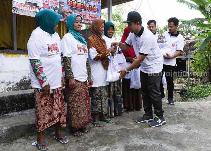 Komunitas Sopir Truk (KST) Jatim Bagi Santunan ke Janda