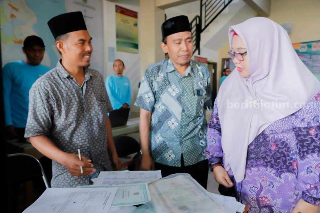 Petugas Dispendukcapil Gresik didampingi Wabup Aminatun Habibah (kanan) saat melihat data ganda warga di Pulau Bawean