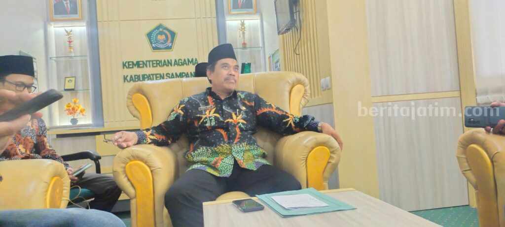 406 Calon Jamaah Haji Sampang Diberangkatkan ke Tanah Suci 23 Mei 2023 Abdul Wafi Kepala Kemenag Sampang (Foto: Zamachsari/beritajatim.com)