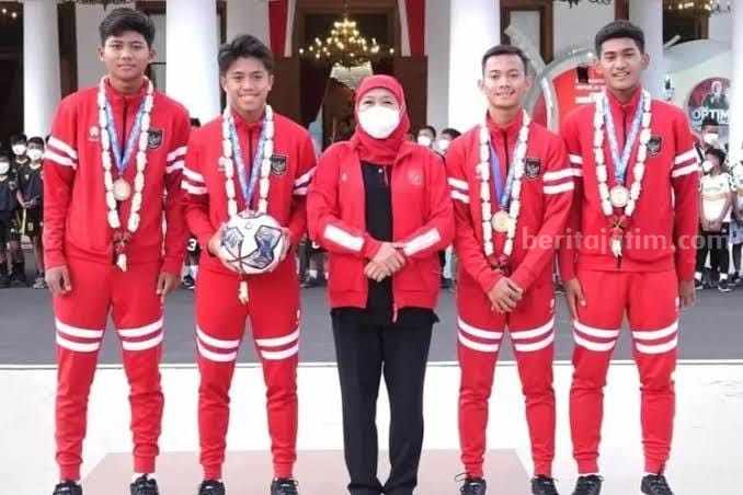 Dokumentasi Gubernur Jatim, Khofifah Indar Parawansa saat menerima Pemain Timnas U-16 asal Jatim