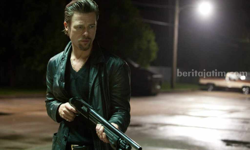 Sinopsis Film Killing Them Softly, Aksi Brad Pitt Jadi Pembunuh Bayaran Tangkapan layar film Killing Them Softly. (Sumber foto: IMDb.com)