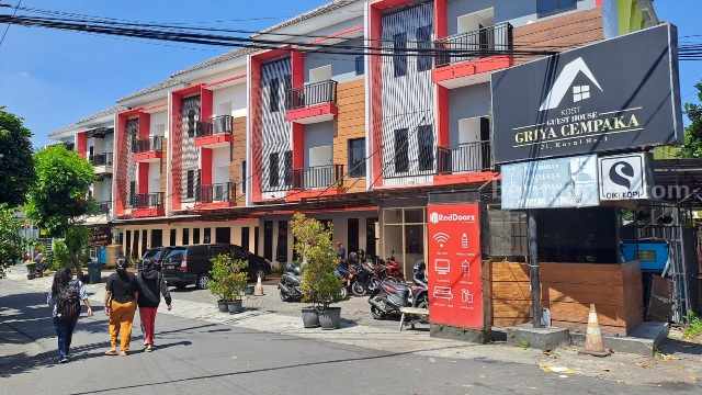 Reddoorz Griya Cempaka dan hotel Smart Tlogomas